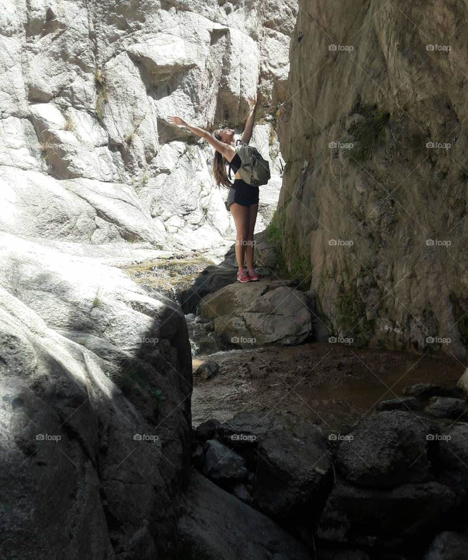 rocas montañas y mujer