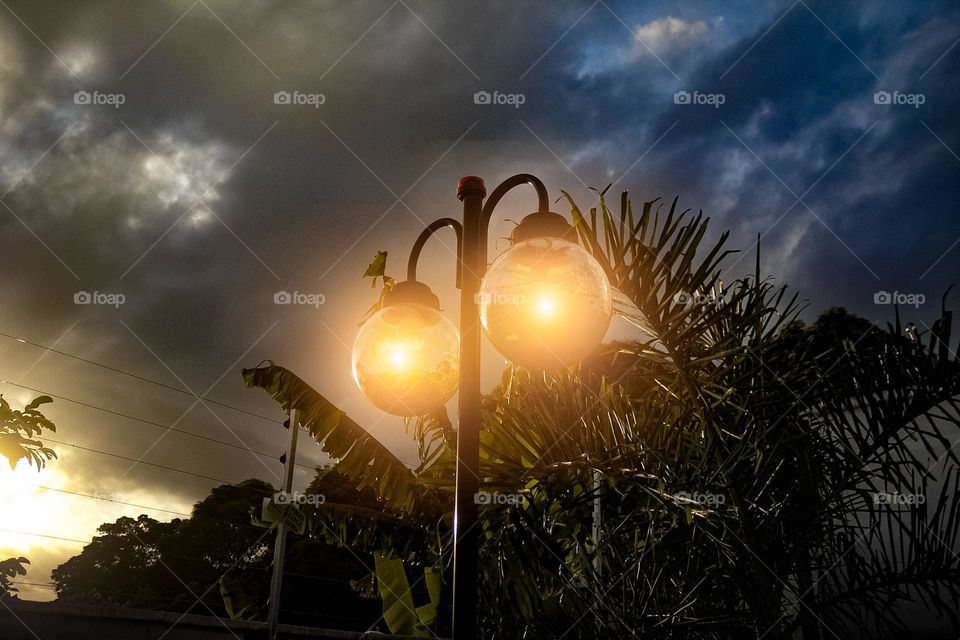 Luzes de poste em noite impactante.