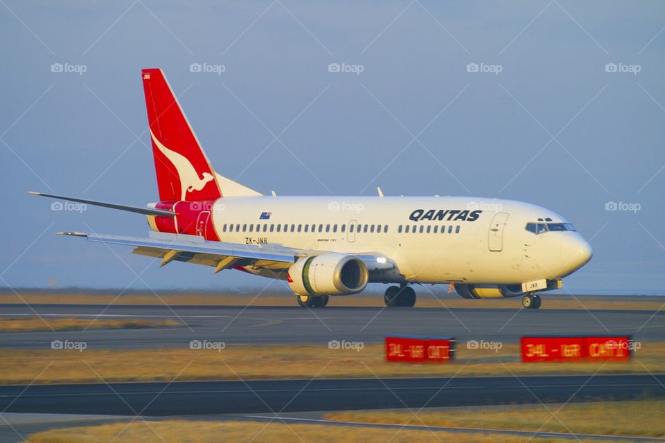 QANTAS AIRWAYS B737-700 AT SYDNEY KINGSFORD SMITH INT. AIRPORT