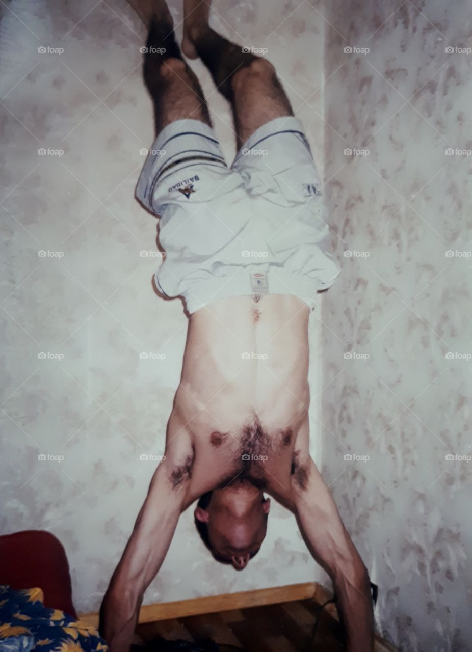 A rack on the hands of training at home