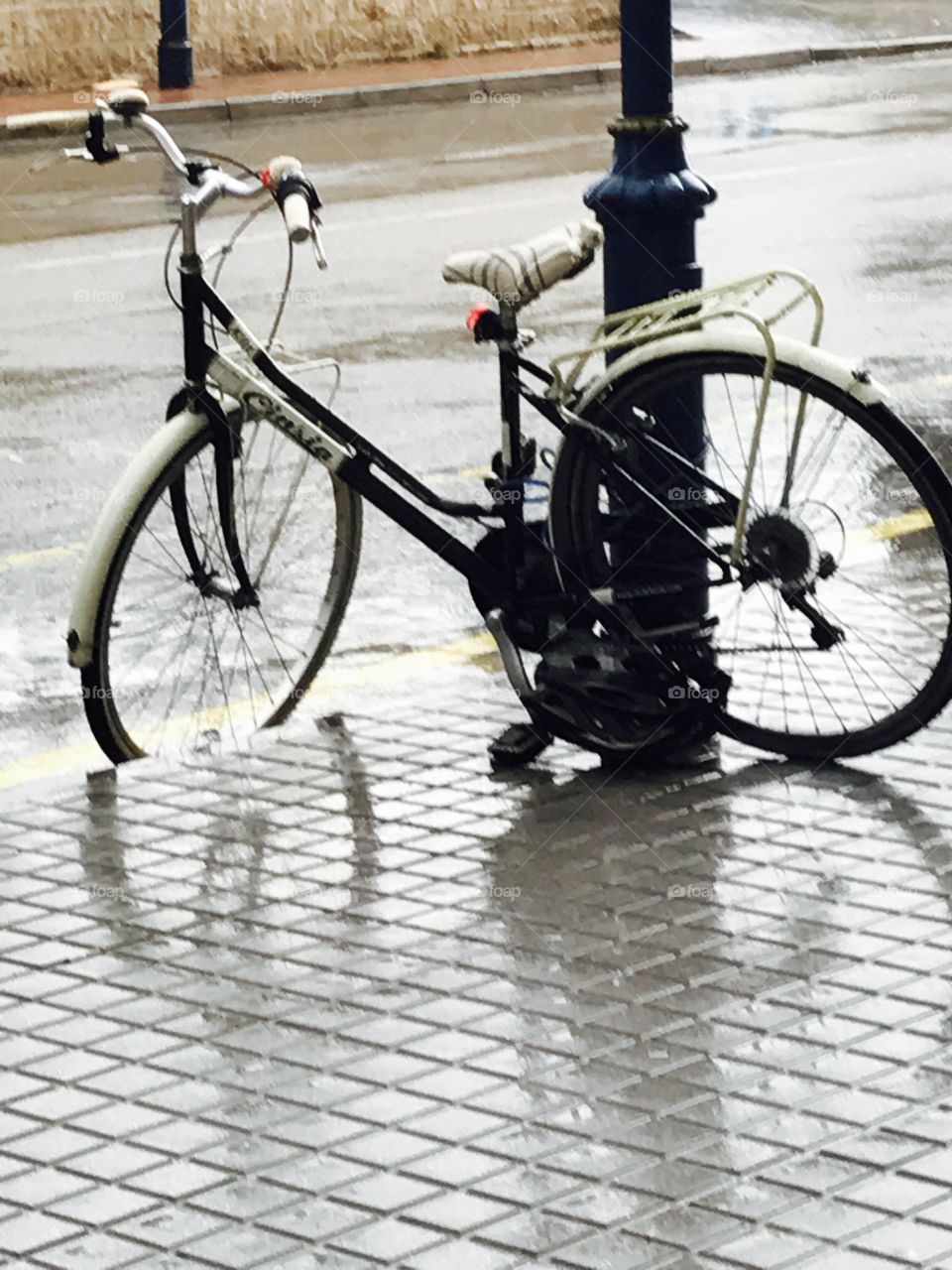 Urban-bicycle-white-rain-wet-wheels