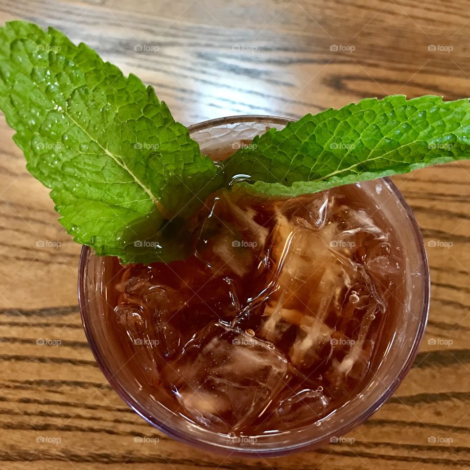 Iced tea with mint 