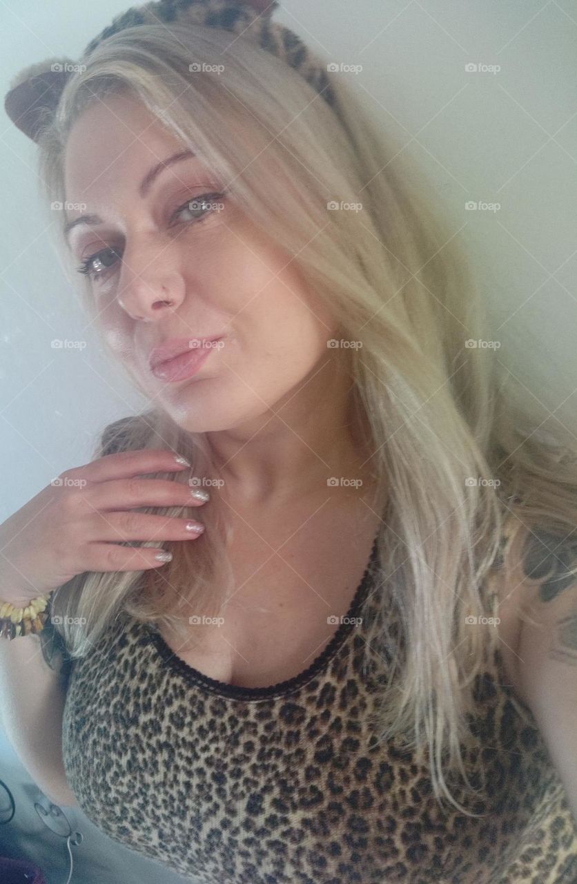 Selfie with leopard dress and hand