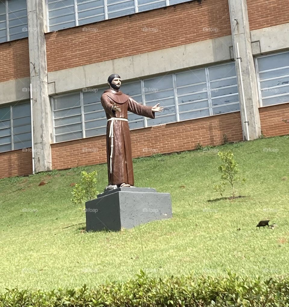 Toda vez que venho à USF e vejo esse São Francisco de Assis de braços abertos, não consigo deixar de me sentir acolhido. 
O “irmão sol”, provavelmente, foi o santo que mais tentou imitar o Cristo. Só a sua lembrança já me traz paz…