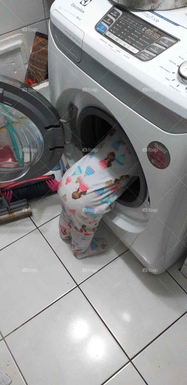 Bebê quer entrar dentro da máquina de lavar /Baby wants to get inside the washing machine