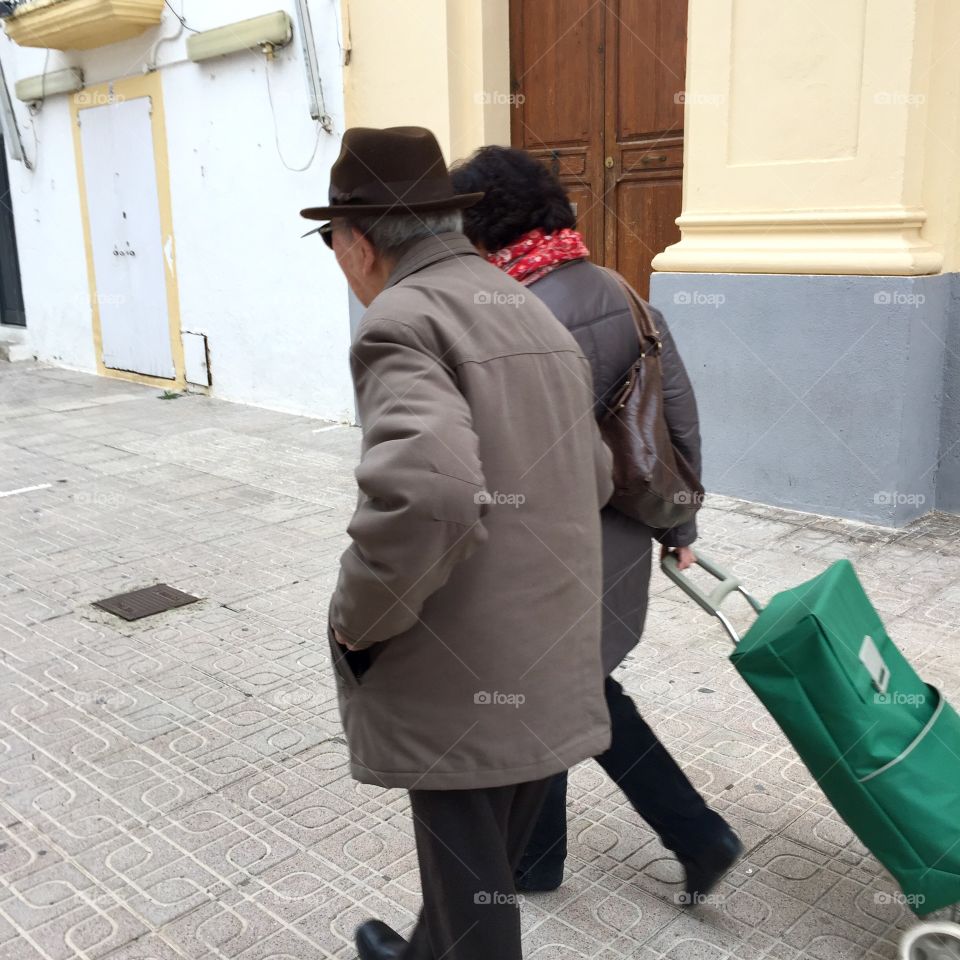 Elderly couple go shopping 