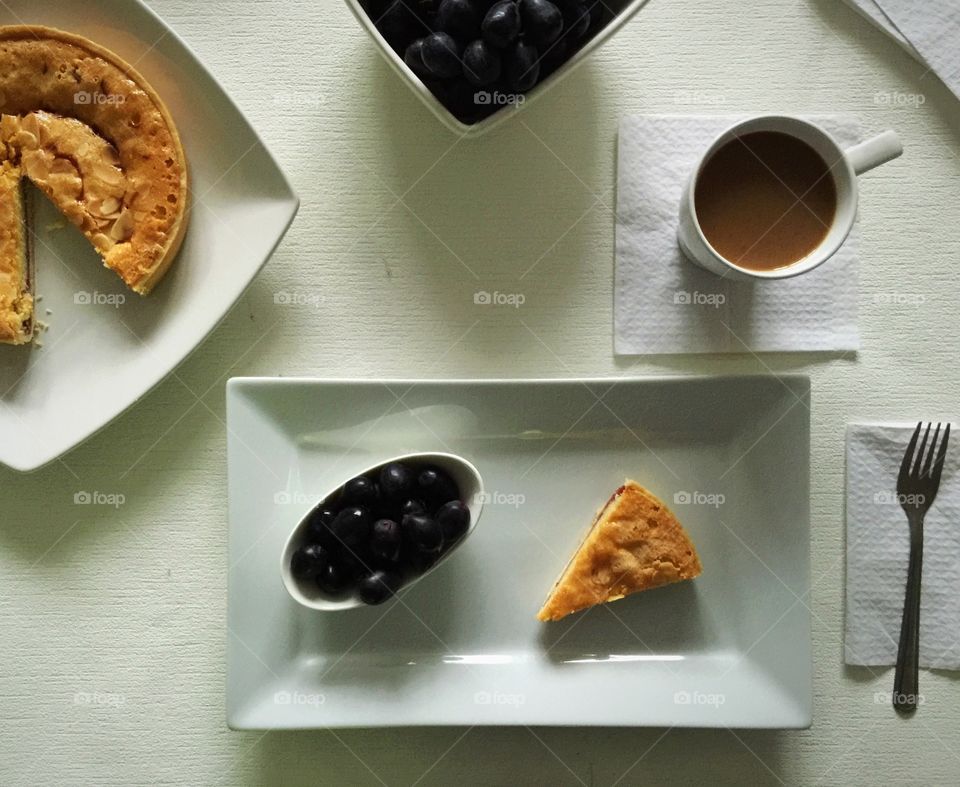 Blackberry tart with coffee 