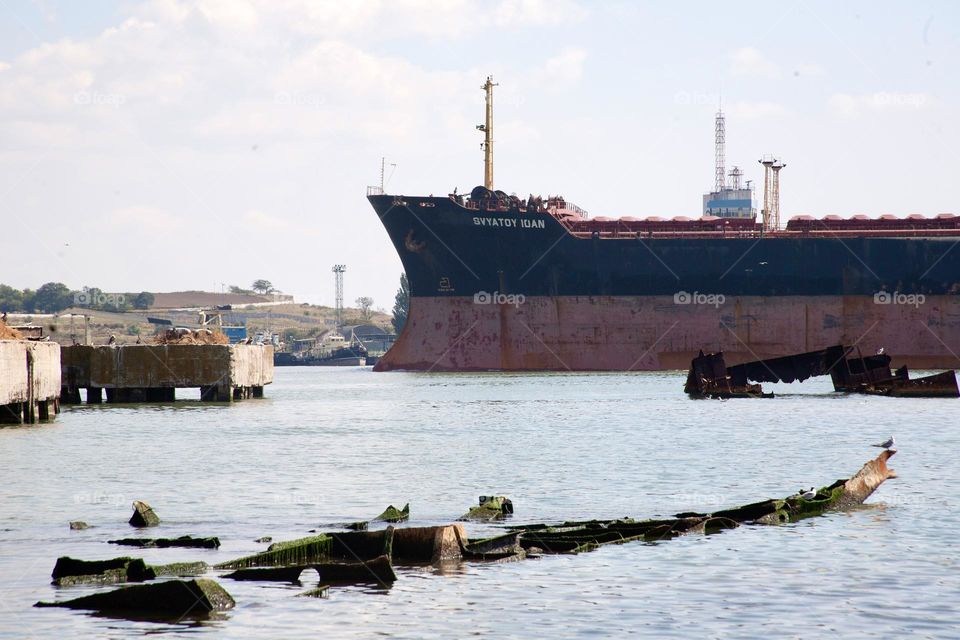 Большое грузовое судно в порту 
