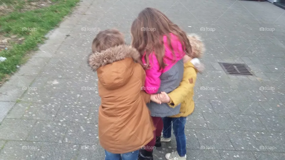 childeren walk to school in the morning