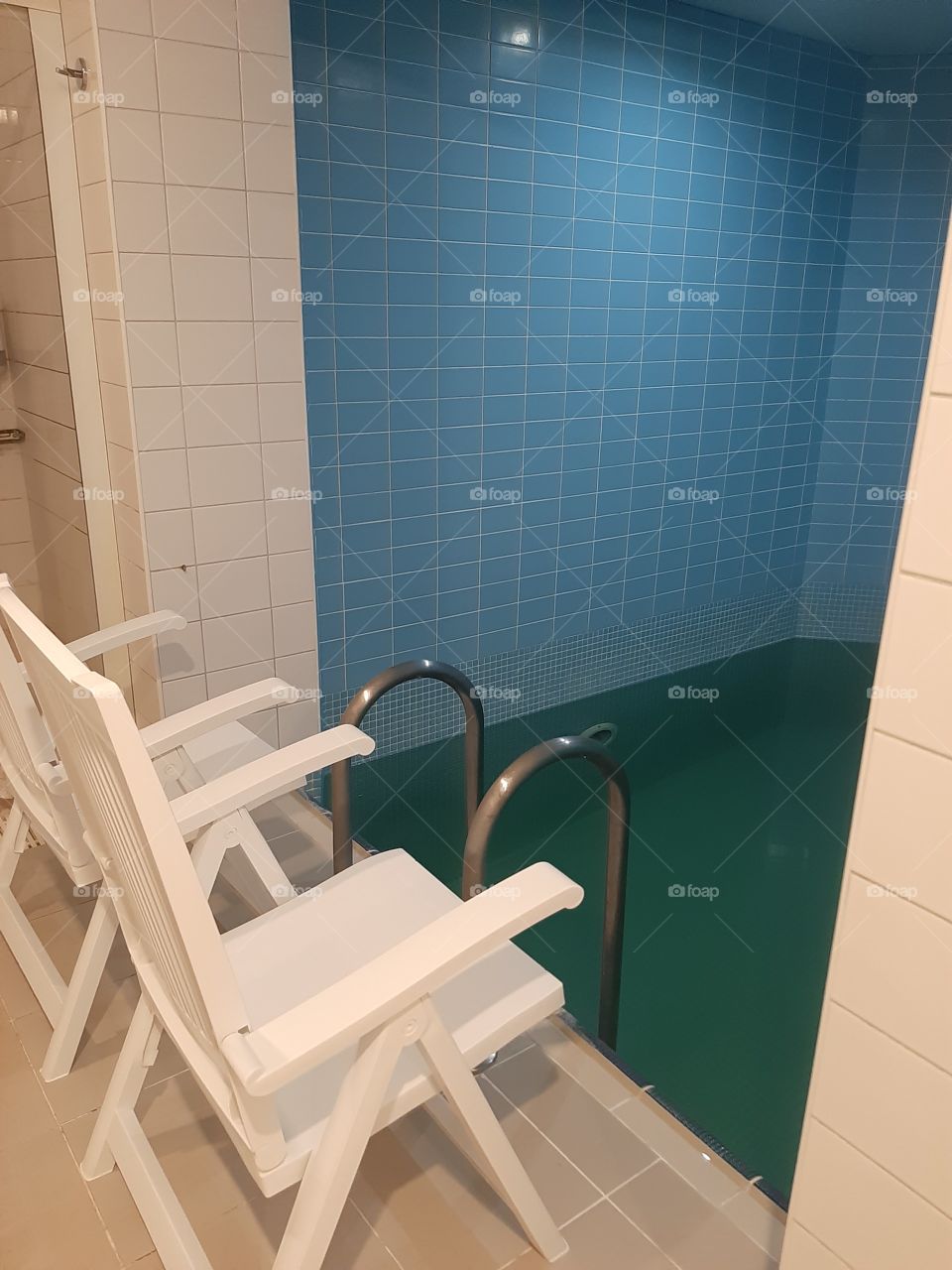 Вам  леденная   вода ?Прыгайте!