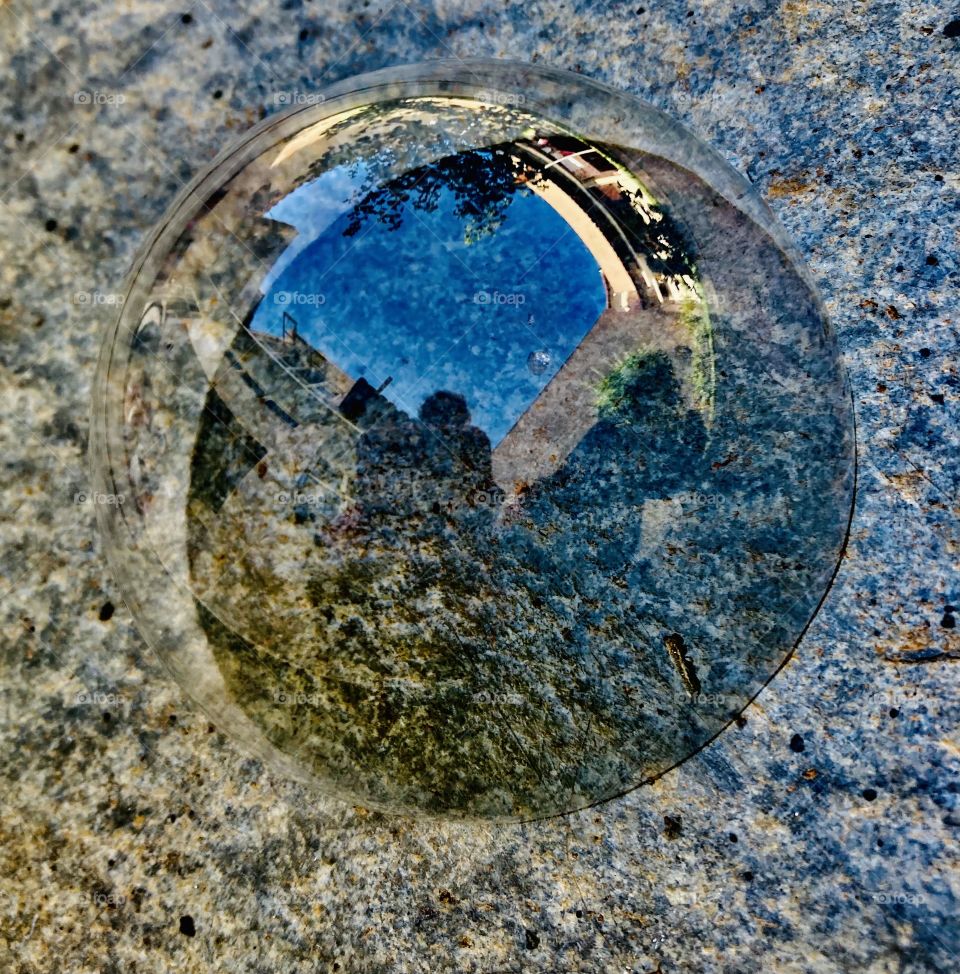 🇺🇸 What do you see in this image?  Know: it is a soap ball that, due to its luminosity, has a double geometric shape. / 🇧🇷 O que você enxerga nessa imagem? Saiba: é uma bola de sabão que, pela luminosidade, ficou em dupla forma geométrica.
