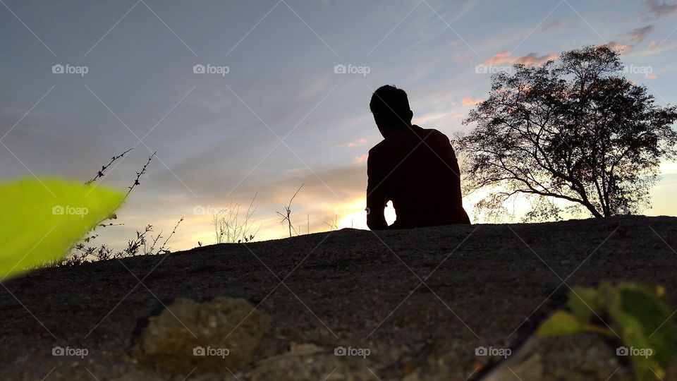 ADMIRANDO O POR DO SOL