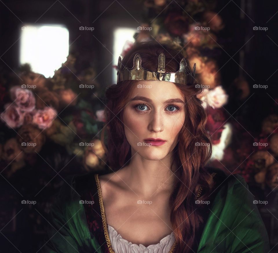 Queen in a Pre-Raphaelites style