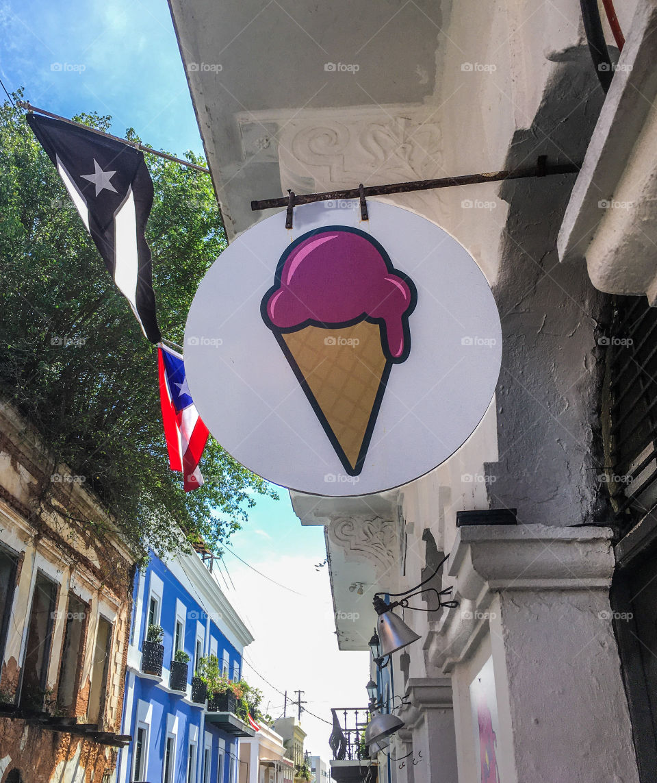 Universal sign for ice cream - no words necessary!  Circular sign with and ice cream cone in the middle. 