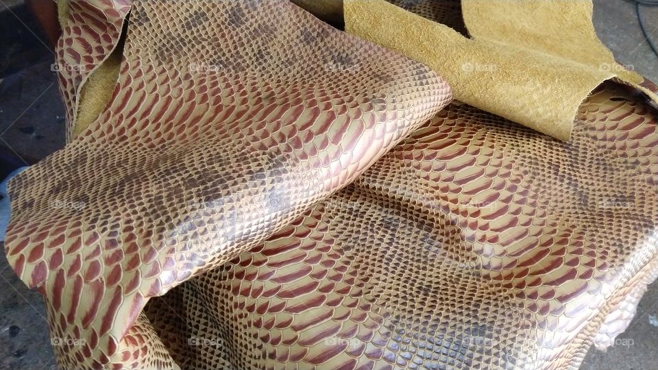 Manta de couro legítimo de bovino, prensado imitação de couros de bichos exóticos como avestruz, jacaré, cobra, elefante...  preparado para fabricação de calçados, bolsas, botas country.