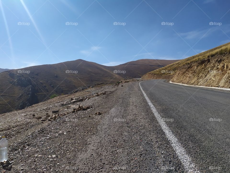 en una vía del altiplano Boliviano en pleno invierno