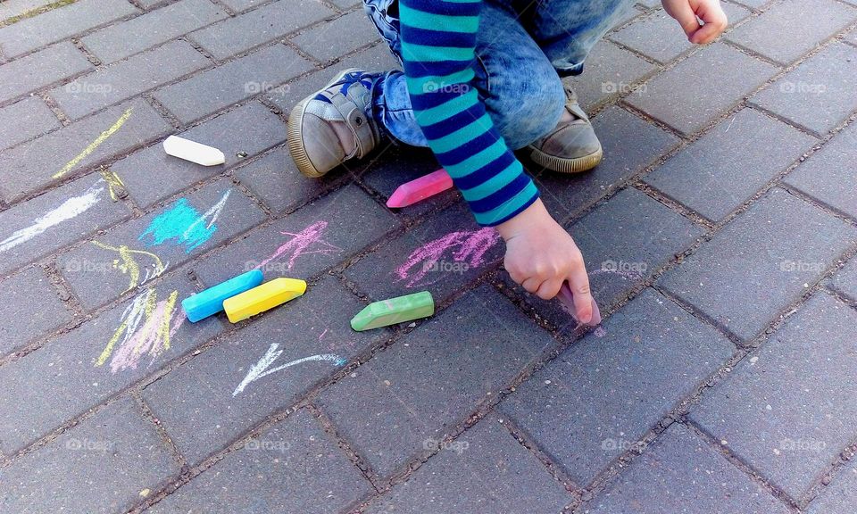 painting with the colouring chalk