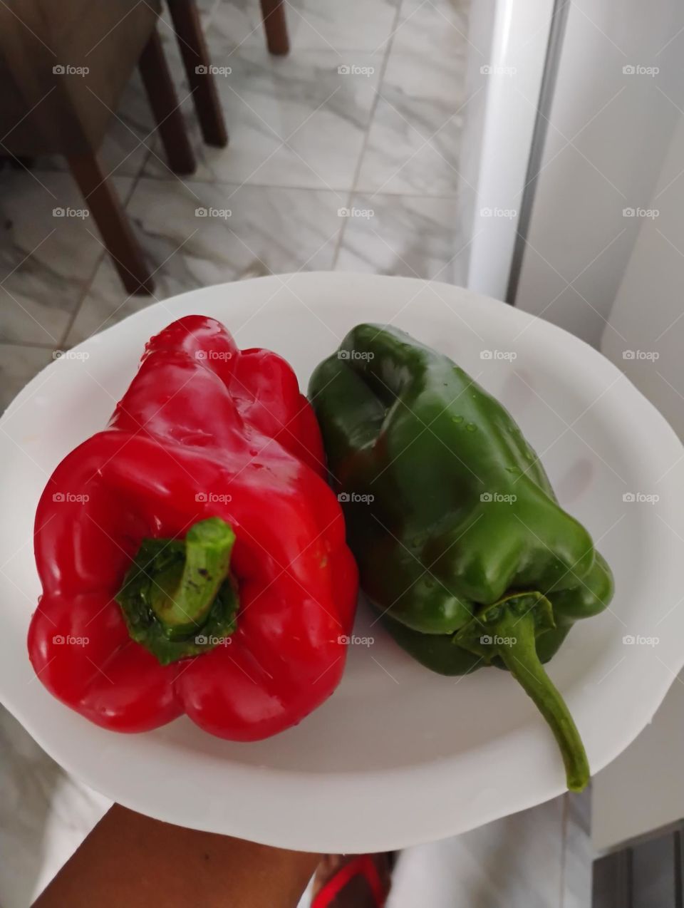 O pimentão vermelho e o pimentão verde, possuem vários nutrientes essenciais para a saúde, como vitaminas, minerais e fibras, que ajudam a fortalecer o sistema imunológico, prevenir o envelhecimento precoce e melhorar a saúde dos olhos