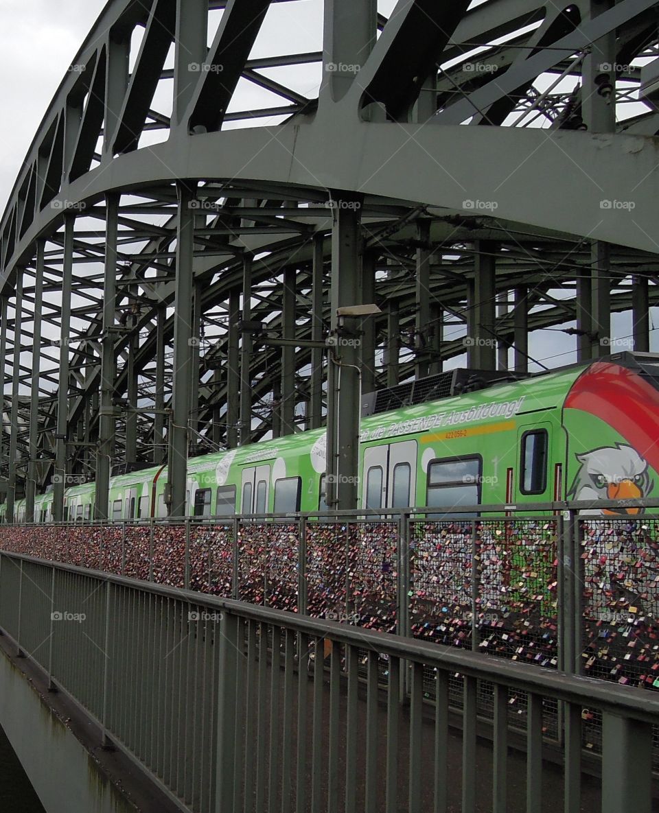 Zug Hauptbahnhof Köln und Liebes Schlösser