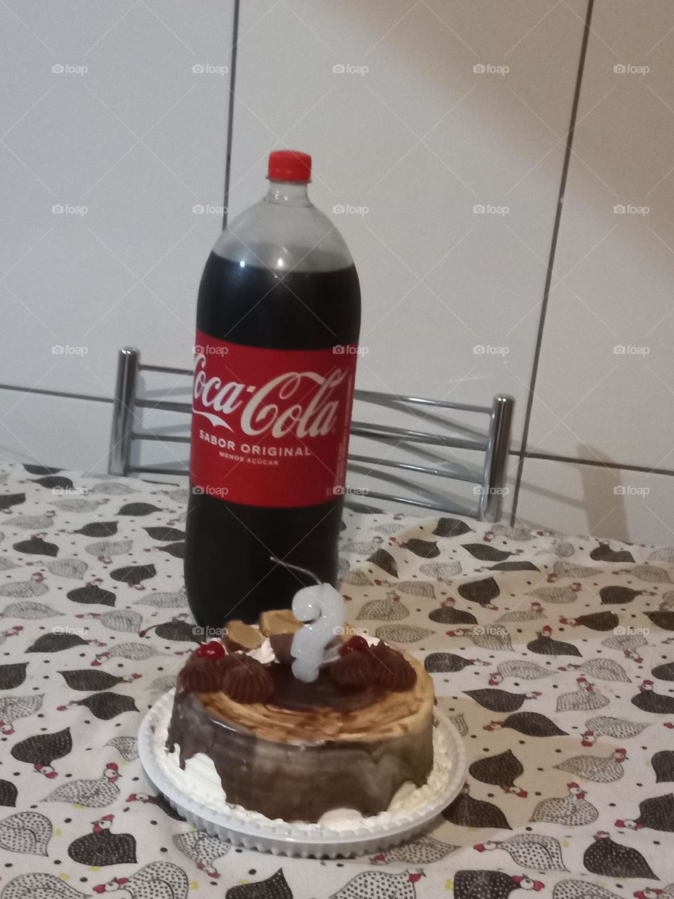 Coca-Cola o refrigerante  refrescante com menos açúcar  e sabor original. Tem aí na sua casa? Olha quem está  aqui  é a Coca-Cola  tamanho  família, eba!